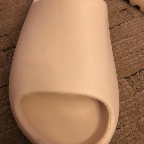 Yeezy slides desert sand size 7-8 - Picture 2 of 4